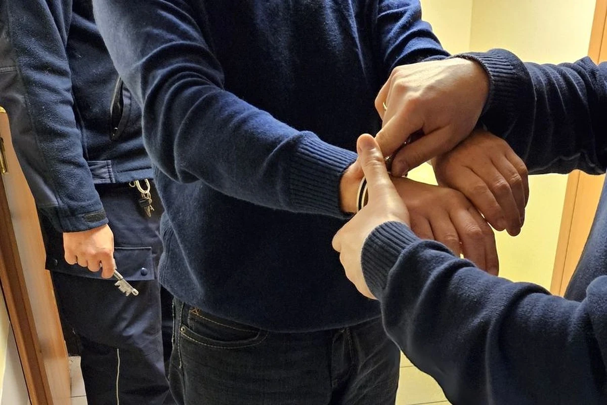 Policjanci z Sopotu, dzięki informacji od świadka, zatrzymali nietrzeźwego 62-latka, który po kłótni z żoną wyszedł z domu i uszkodził zaparkowane na ulicy samochody. Za to przestępstwo grozi nawet do 5 lat pozbawienia wolności.