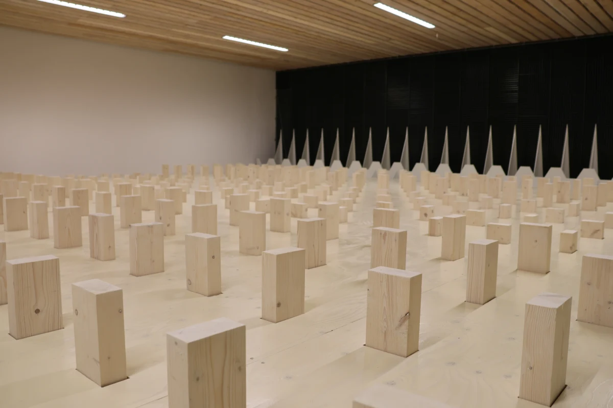 Na Politechnice Krakowskiej otwarto dziś ultranowoczesne Laboratorium Aerodynamiki Środowiskowej, które pozwoli na zaawansowane badania w dziedzinie inżynierii wiatrowej. Laboratorium, wybudowane przy wsparciu ze środków unijnych w ramach Regionalnego Programu Operacyjnego Województwa Małopolskiego, pozwoli na prowadzenie badań, ekspertyz i analiz dotyczących m.in. przewietrzania miast i walki ze smogiem. Zainstalowane tam urządzenia będą służyć także badaniom w dziedzinie samego budownictwa, dotyczącym zarówno konstrukcji budynków i ich elementów, jak i wpływu nowych budowli na lokalny przrepływ powietrza. Będzie też możliwe testowanie konkretnych rozwiązań w trudnych warunkach klimatycznych, przy silnym wietrze, deszczu, czy zalodzeniu. Jak podkreśla w rozmowie z RMF FM dr inż. arch. Łukasz Flaga, zainstalowane w Laboratorium urządzenia i aparatura są w zdecydowanej większości dziełem naukowców PK i polskich firm. 