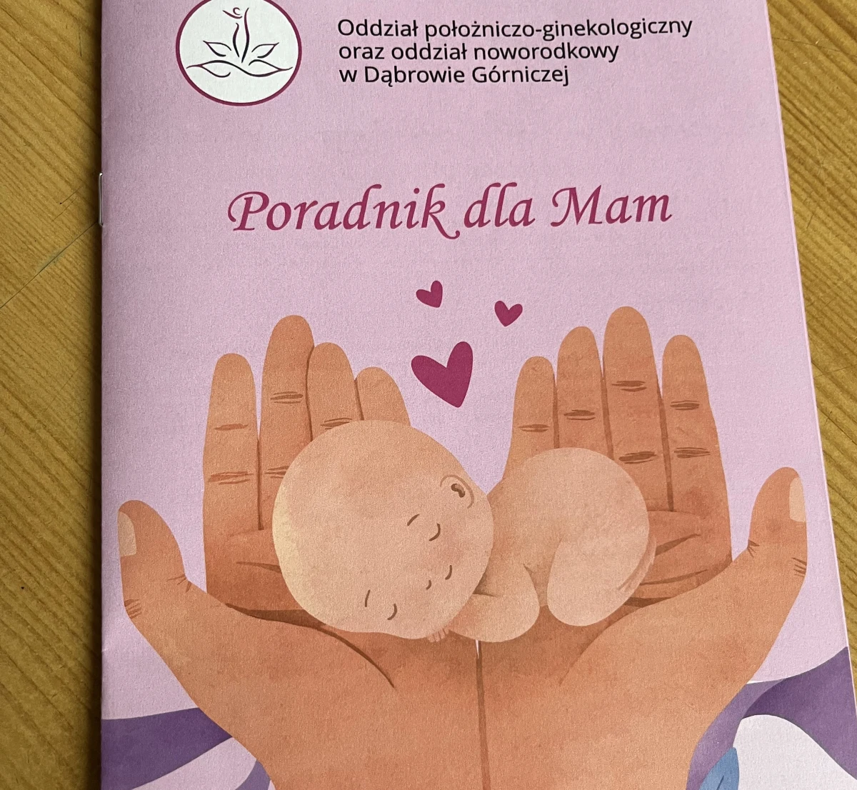 Informacje na temat  karmienia piersią, prawidłowego przyrostu masy ciała noworodka, a także minimalizacji ryzyka nagłej śmierci łóżeczkowej zawarte są w poradniku, który dostają mamy po urodzeniu dziecka w Zagłębiowskim Centrum Onkologii – Szpitalu Specjalistycznym w Dąbrowie Górniczej. Poradnik powstał w oparciu o najczęściej zadawane przez mamy pytania.