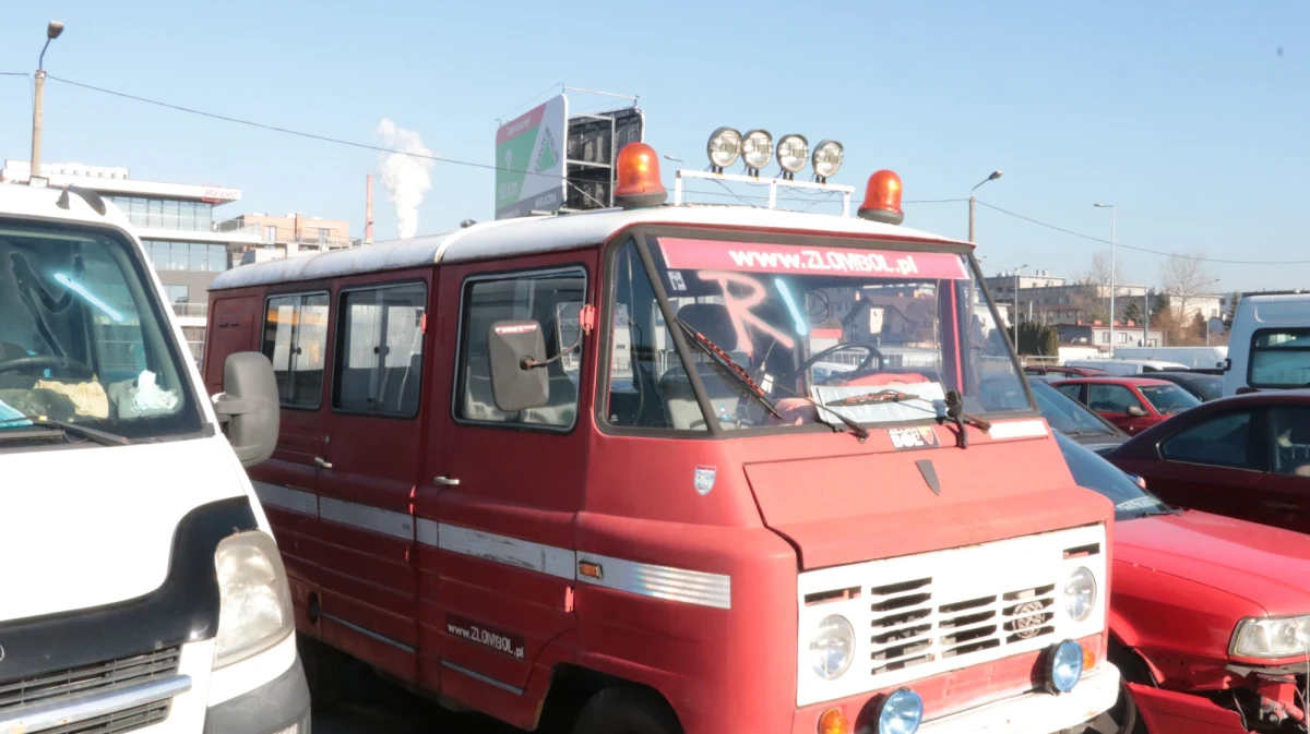 Zarząd Dróg Miasta Krakowa po raz kolejny sprzedaje porzucone samochody z krakowskich ulic. Tym razem pod młotek pójdą 22 pojazdy, m.in. kolekcjonerski Żuk, amerykański SUV Cadillac czy sportowe coupé BMW. 