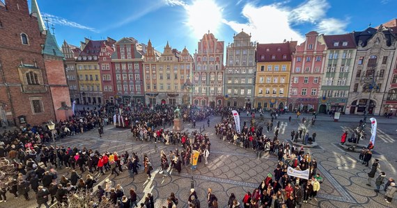 Kilkuset tegorocznych maturzystów z dolnośląskich szkół średnich zatańczyło we wtorek na wrocławskim Rynku. Zgodnie z tradycją polonez wykonany dla Aleksandra Fredry ma zapewnić pomyślność na egzaminie dojrzałości. 