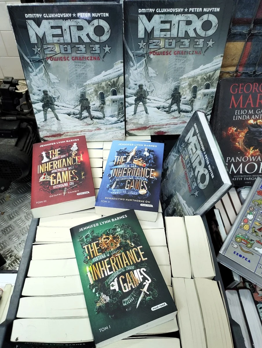 Policjanci z wielkopolskiego Złotowa zatrzymali 34-latka podejrzanego o liczne kradzieże sklepowe. W jego mieszkaniu znaleziono ponad 100 książek, które wcześniej wyniósł z sieciowej księgarni. Za popełnione przestępstwo grozi mu do 5 lat więzienia.

