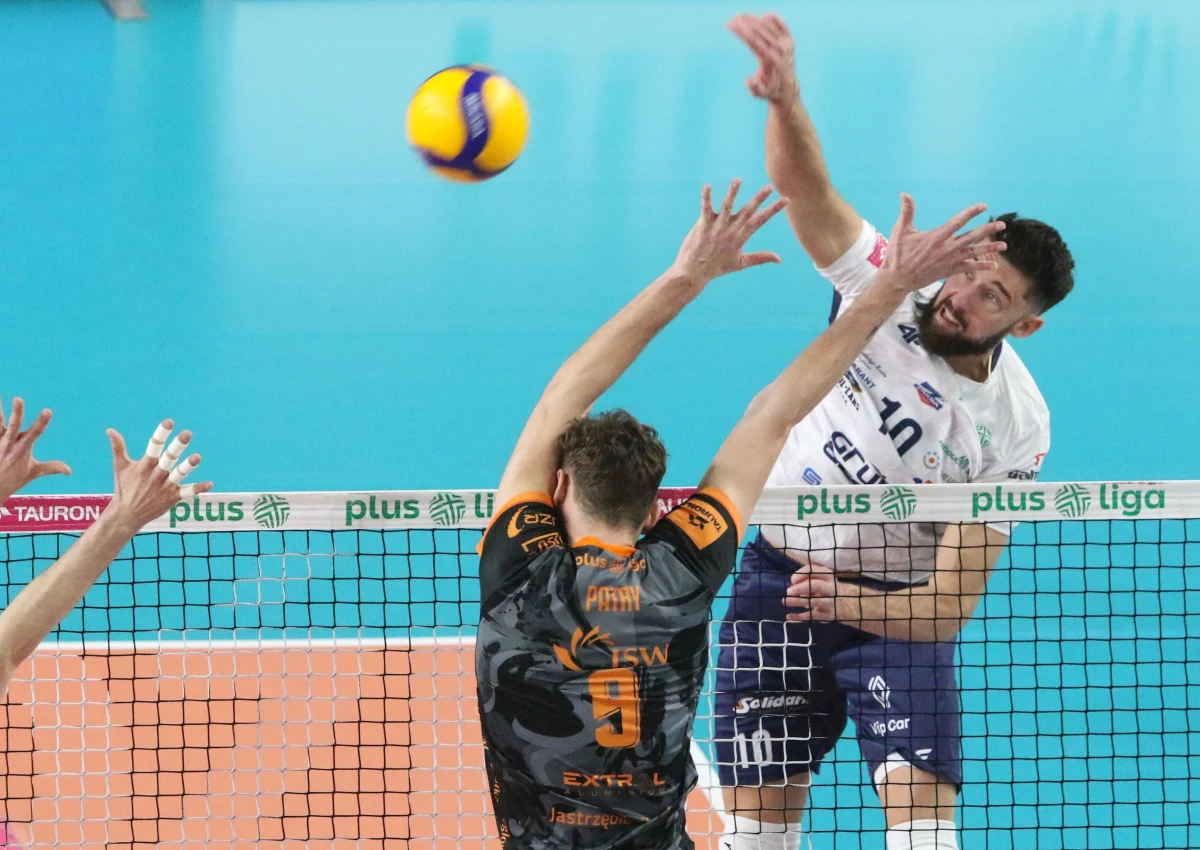 Zwycięzcy trzech poprzednich edycji Ligi Mistrzów, siatkarze Grupy Azoty ZAKS-y Kędzierzyn-Koźle rozpoczynają dziś bój o awans do najlepszej ósemki tych rozgrywek. Na drodze wicemistrzów Polski staje bardzo wymagający rywal, turecki Halkbank Ankara. "Bez dwóch zdań bardzo mocny przeciwnik. Zdajmy sobie z tego sprawę, kto będzie po drugiej stronie siatki, ale pierwszy mecz gramy u siebie i myślę, że ze wsparciem, które dostaniemy, jesteśmy w stanie pokonać bardzo mocny zespół" - mówi przyjmujący ZAKS-y Bartosz Bednorz. 