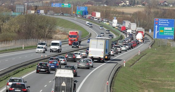 16 zamiast 15 zł dla aut osobowych i 49 zamiast 46 zł dla pojazdów pozostałych kategorii - wprowadzenie od 1 kwietnia br. podwyżek opłat za przejazd płatną autostradą A4 Katowice-Kraków zapowiedział we wtorek jej koncesjonariusz. 