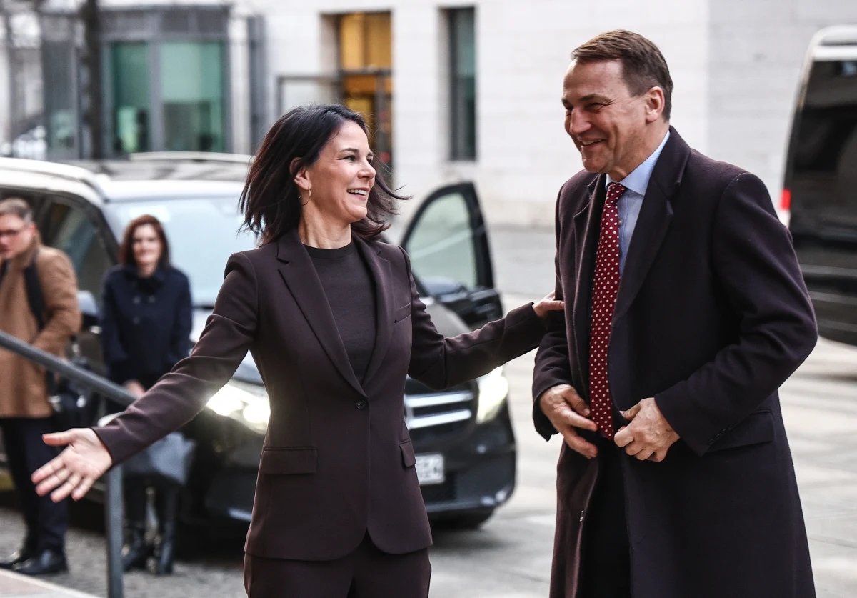 "Będę prosił panią minister, aby rząd niemiecki w kreatywny sposób pomyślał o tym, jak znaleźć formę rekompensaty strat wojennych, czy zadośćuczynienia" - powiedział we wtorek w Berlinie szef polskiej dyplomacji Radosław Sikorski. "Bezpieczeństwo Polski i państw bałtyckich jest naszym bezpieczeństwem" - mówiła szefowa MSZ Niemiec Annalena Baerbock. 