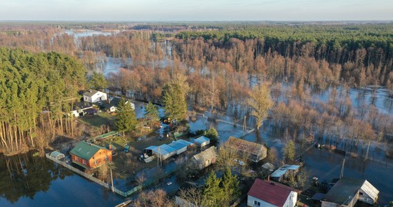 Wiceminister spraw wewnętrznych i administracji Wiesław Leśniakiewicz odwiedził dziś zalane tereny w powiecie wyszkowskim na Mazowszu. Przyznał, że w sytuacji zwiększonego spiętrzenia wody może zapaść decyzja o wysadzeniu zatoru na Bugu.