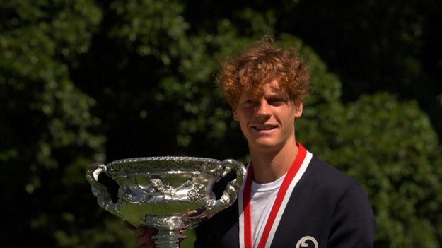 Jannik Sinner wygrał w niedzielę swój pierwszy Wielki Szlem, pokonując Daniila Miedwiediewa w Australian Open.