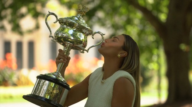 Aryna Sabalenka z powodzeniem obroniła tytuł Australian Open i zdobyła drugie trofeum Wielkiego Szlema, pokonując Zheng Qinwen 6-3, 6-2 w 76-minutowym finale.
