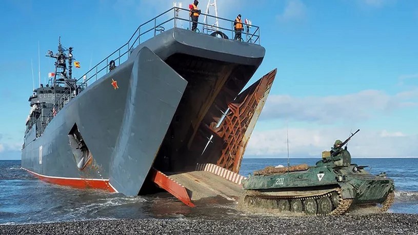 Siłom Zbrojnym Ukrainy udało się uszkodzić aż cztery rosyjskie okręty w ciągu zaledwie 24 godzin, w tym okręt desantowy o nazwie Mińsk. Okazuje się, że Kreml już go odbudowuje.