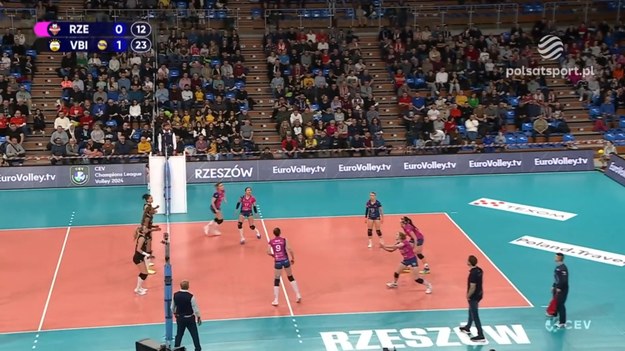 Fragmenty meczu PGE Rysice Rzeszów - VakifBank Stambuł 0:3 (20:25, 12:25, 26:28) - siatkówka, Liga Mistrzyń 2024, 1/8 finału. MVP: Gabriela "Gabi" Braga Guimaraes.

