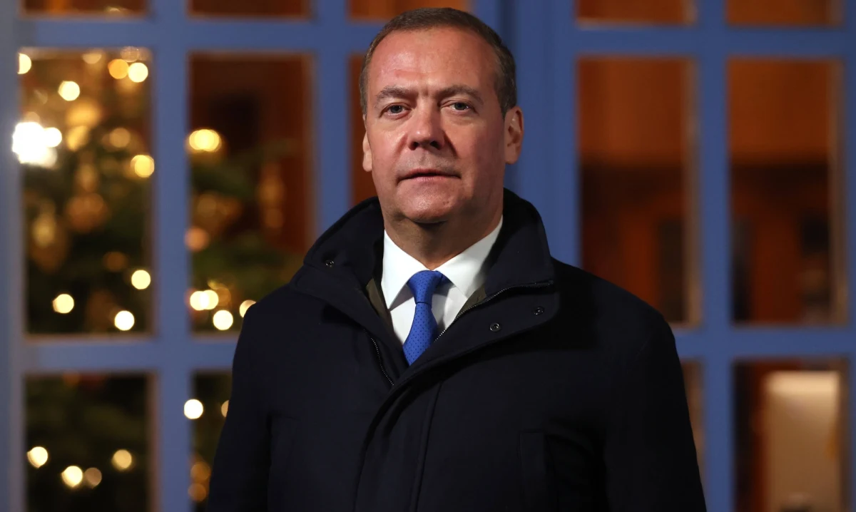 Rosja nie jest przeciwna traktatowi pokojowemu z Japonią, ale kwestia własności Wysp Kurylskich jest zamknięta na zawsze - stwierdził Dmitrij Miedwiediew. Wiceprzewodniczący Rady Bezpieczeństwa Federacji Rosyjski zauważył, że "strategiczna rola" tych terytoriów będzie rosnąć, dlatego Rosja rozmieści tam "nową broń".