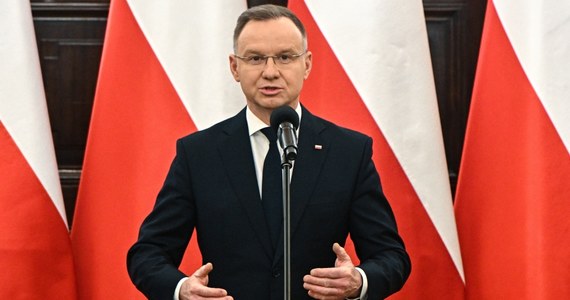 Kancelaria prezydenta daje sobie czas do czwartku na decyzję w sprawie budżetu państwa - dowiedzieli się dziennikarze RMF FM. Andrzej Duda poważnie rozważa wstrzymanie się z podpisem i odesłane budżetu państwa do Trybunału Konstytucyjnego. To mocno utrudniłoby pracę rządowi i opóźniło obiecywane 20-procentowe podwyżki dla urzędników.