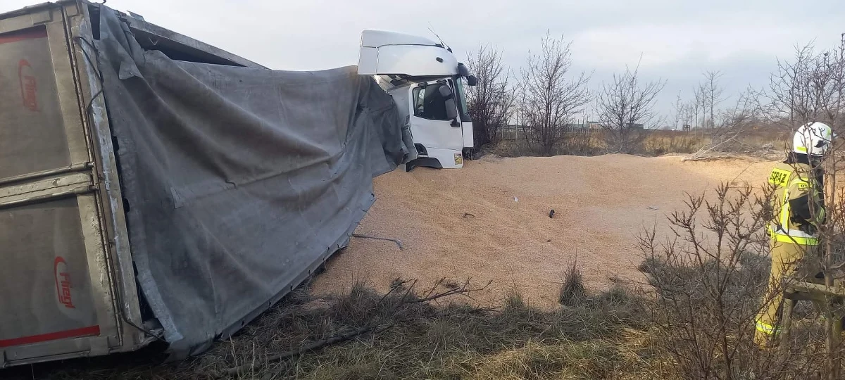 Z ciężarówki na trasie S7 w Pomorskiem wysypała się kukurydza. Jak podała policja, zablokowany jest około 200-metrowy odcinek drogi.