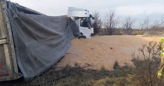 Z ciężarówki na trasie S7 w Pomorskiem wysypała się kukurydza. Jak podała policja, zablokowany jest około 200-metrowy odcinek drogi.