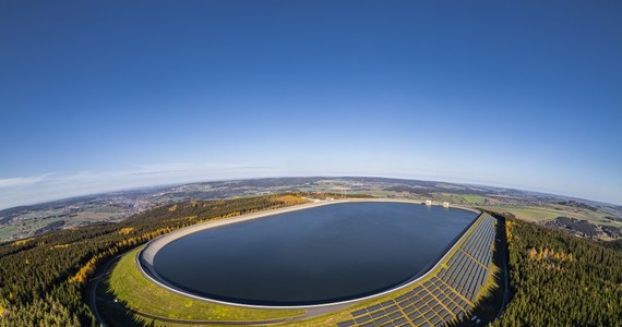 Polska Grupa Energetyczna zamierza kontynuować prace związane z budową elektrowni szczytowo-pompowej w Młotach w pow. kłodzkim (woj. dolnośląskie). Kompleks ma być elementem ochrony przeciwpowodziowej i pomóc w utrzymaniu retencji wód w regionie. Spółka otwiera też punkt informacyjny nt. inwestycji.