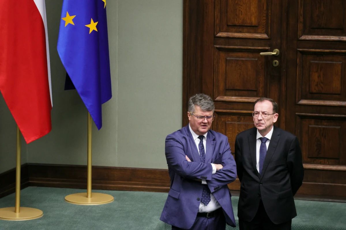 Od kilku tygodni ważą się losy mandatów poselskich, utraconych na mocy prawomocnego wyroku sądu przez Mariusza Kamińskiego i Macieja Wąsika. Z analizy faktów wynika, że obsada miejsca Macieja Wąsika utknęła w stadium, w którym on sam do Sejmu wrócić nie może, a jego mandatu nie może objąć nikt inny. Zastąpienie w Sejmie Mariusza Kamińskiego jest możliwe, o ile któryś z  kolejnych z kandydatów na jego liście wyborczej przyjmie mandat i złoży ślubowanie.