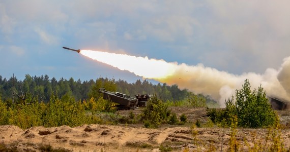 Być może już w środę, po prawie roku od pierwszych doniesień, Ukraina otrzyma od Stanów Zjednoczonych pierwszą partię precyzyjnie naprowadzanych bomb GLSDB. Portal Politico ujawnił, że to nowy typ uzbrojenia, który pomyślnie przeszedł testy, lecz nie trafił jeszcze na wyposażenie żadnej armii świata.