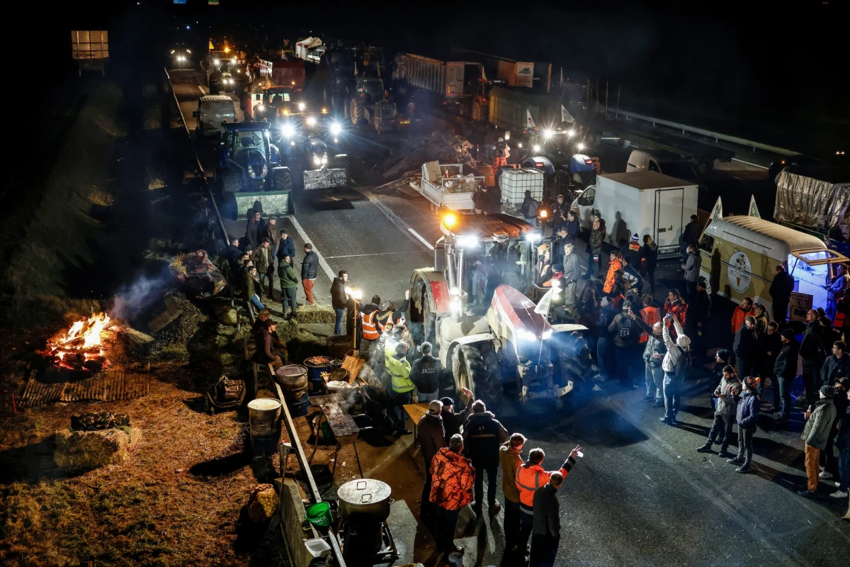 Wozy opancerzone żandarmerii kontra setki traktorów. Coraz więcej oddziałów szturmowych żandarmerii z opancerzonymi transporterami wysyła francuski rząd, by uniemożliwić rolnikom całkowite zablokowanie dróg dojazdowych do Paryża. Policja aresztowała już 18 uczestników protestu.