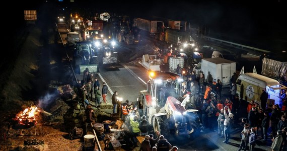 Wozy opancerzone żandarmerii kontra setki traktorów. Coraz więcej oddziałów szturmowych żandarmerii z opancerzonymi transporterami wysyła francuski rząd, by uniemożliwić rolnikom całkowite zablokowanie dróg dojazdowych do Paryża. Policja aresztowała już 18 uczestników protestu.