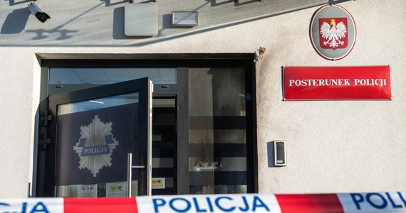 Zarzut usiłowania zabójstwa trzech policjantów usłyszał mężczyzna, który w poniedziałek obrzucił koktajlami Mołotowa posterunek policji w Mircu w Świętokrzyskiem - dowiedział się dziennikarz RMF FM Krzysztof Zasada.