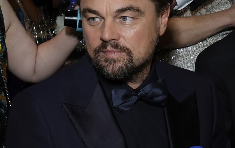 Leonardo DiCaprio pracuje nad nowym projektem. To nowy film Paula Thomasa Andersona ("Licorice Pizza"). Na pierwszych zdjęciach z planu produkcji widzimy aktora w zaskakującej charakteryzacji - z wąsami i niedbałym stroju. 