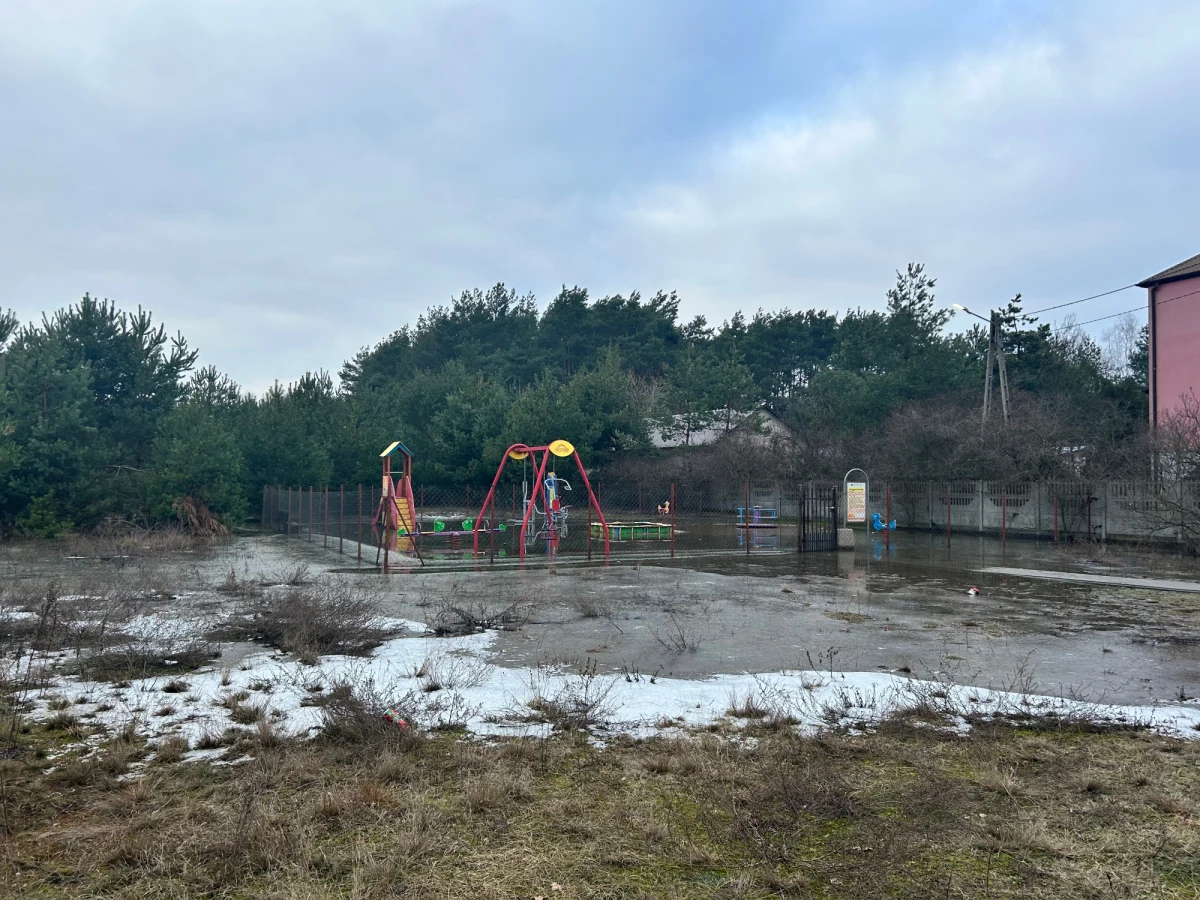 W podwyszkowskich powiatach wciąż obowiązuje trzeci - najwyższy - stopień alarmowy przed wezbraniem wody. Aktualną sytuację w rejonie sprawdziła reporterka RMF FM Anna Zakrzewska.