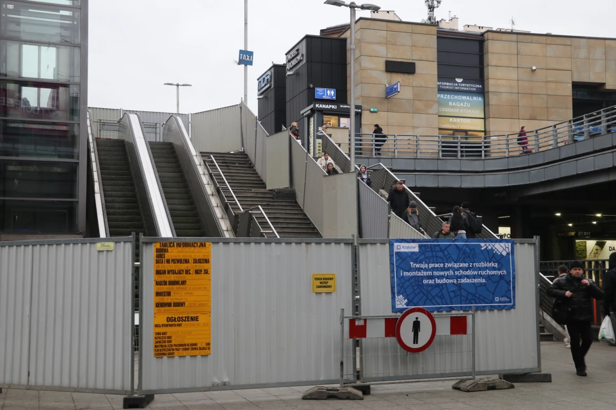 Wawel, Lajkonik, gołębie, obwarzanki i niedziałające schody ruchome przy Małopolskim Dworcu Autobusowym od lat tworzą krajobraz Krakowa - miasta tradycji, kultury i nieustannych remontów. Świat jednak się zmienia, a z nim nasze miasto. Zmieniają się także schody przy dworcu. Niedługo ruszy ich demontaż, a konstrukcja niedziałająca ma zostać zastąpiona taką, która działa. 