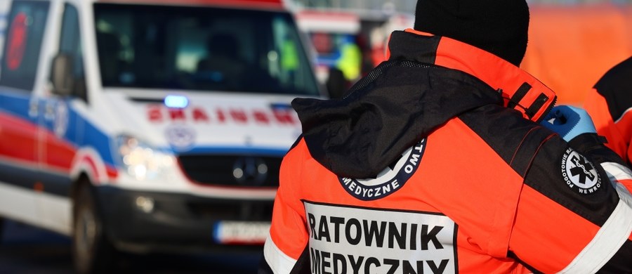 ​Kolejny atak na ratowników medycznych w Warszawie ze strony osoby, której udzielali pomocy. Załoga karetki została poturbowana przez agresywnego mężczyznę na Muranowie.