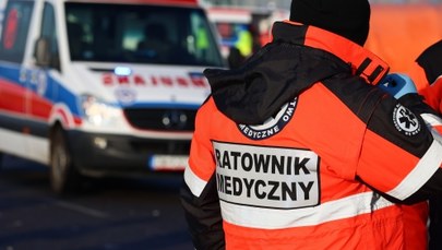 Uderzał, szarpał i kopał. Atak na ratowników medycznych w Warszawie