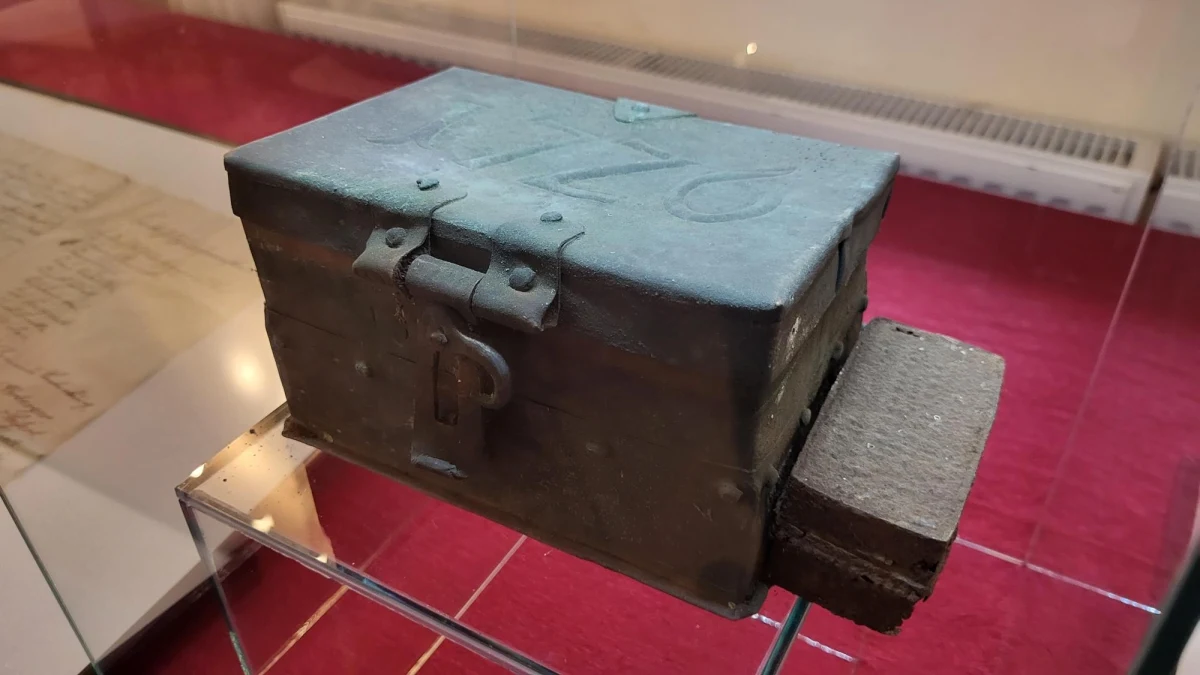 Najstarsza kapsuła czasu na świecie znajduje się w Polsce. W lubuskiej Wschowie znaleziono szkatułę z pierwszej połowy XVIII wieku. Odkrycia dokonano w kościele farnym  w trakcie prac remontowych. Dziś niezwykłe znalezisko przekazano uroczyście Muzeum Ziemi Wschowskiej.