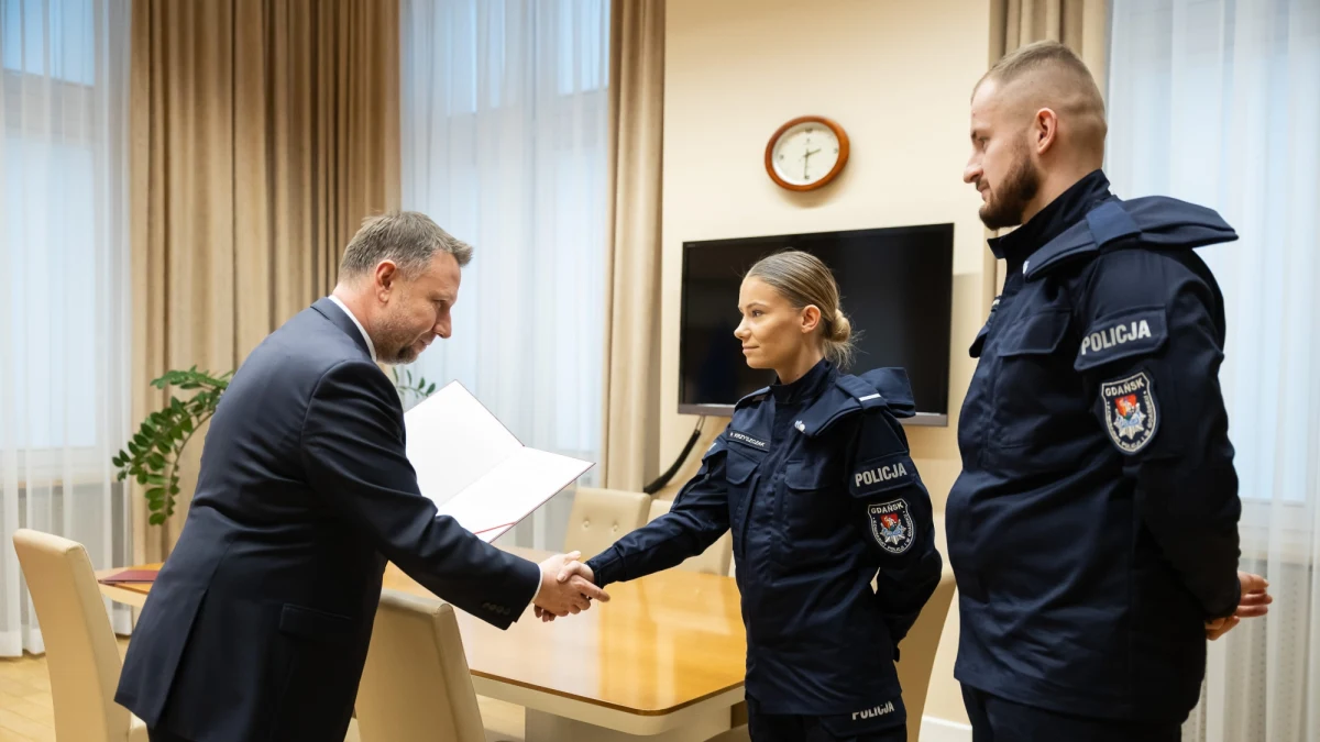 Minister spraw wewnętrznych i administracji Marcin Kierwiński nagrodził dwójkę policjantów z Gdańska za uratowanie 9-latka. Pod chłopcem załamał się lód na kanale rzeki Raduni. 