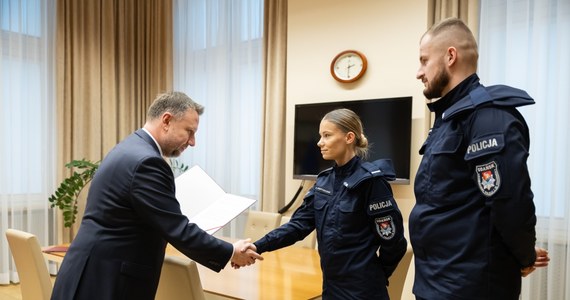 Minister spraw wewnętrznych i administracji Marcin Kierwiński nagrodził dwójkę policjantów z Gdańska za uratowanie 9-latka. Pod chłopcem załamał się lód na kanale rzeki Raduni. 