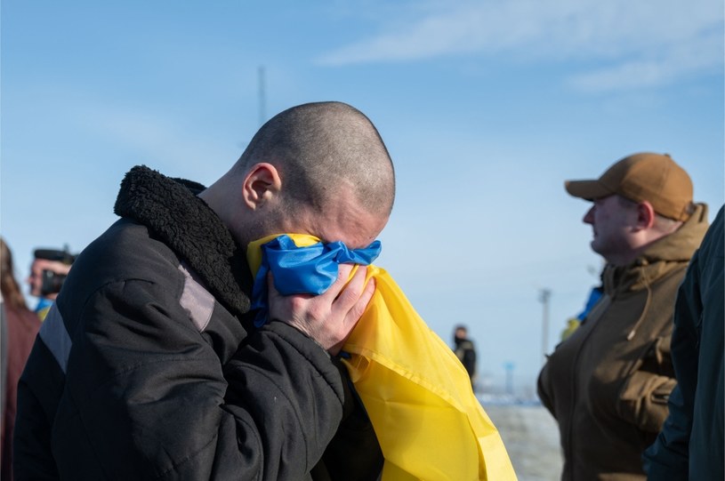 Strona ukraińska poinformowała, że Rosjanie coraz częściej handlują jeńcami wojennymi. Sprzedają ich zainteresowanym oddziałom czeczeńskim, którzy następnie próbują wymienić ich na swoich. 