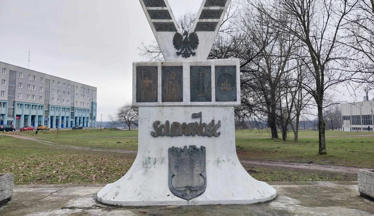 Krakowski Zarząd Zieleni Miejskiej próbuje ustalić, kto jest właścicielem... pomnika. Chodzi o monument Solidarności „Bądź wierny, idź”, który stoi przy pl. Centralnym w Nowej Hucie. Pomnik jest w nienajlepszym stanie i musi zostać wyremontowany.
