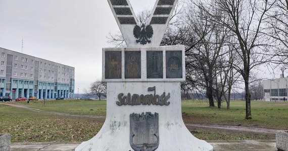 Krakowski Zarząd Zieleni Miejskiej próbuje ustalić, kto jest właścicielem... pomnika. Chodzi o monument Solidarności „Bądź wierny, idź”, który stoi przy pl. Centralnym w Nowej Hucie. Pomnik jest w nienajlepszym stanie i musi zostać wyremontowany.
