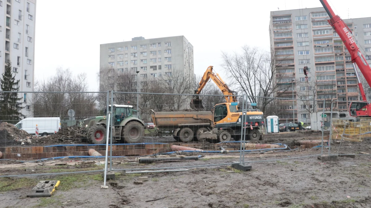 Budowa szybkiego tramwaju do Mistrzejowic w Krakowie wkracza w kolejną fazę. Aby dokończyć inwestycję, trzeba będzie zmienić bieg rzeki. W rejonie ulic Młyńskiej i Macieja Miechowity rozpoczęła się przebudowa Sudołu Dominikańskiego.

