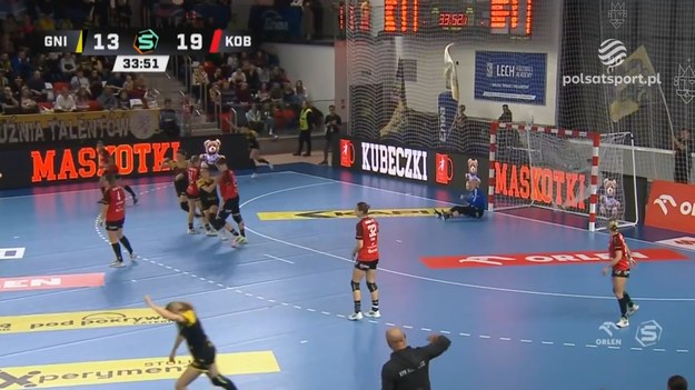 Skrót meczu 14. kolejki ORLEN Superligi kobiet MKS URBIS Gniezno - KPR Gminy Kobierzyce 29:33 (13:17).