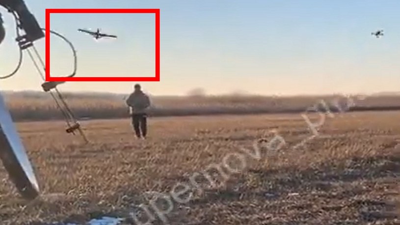 Siły Zbrojne Ukrainy pokazały testy nowych dronów kamikadze. Ich możliwości pozytywnie zaskakują. Drony niezwykle sprawnie i szybko będą mogły atakować cele na froncie.