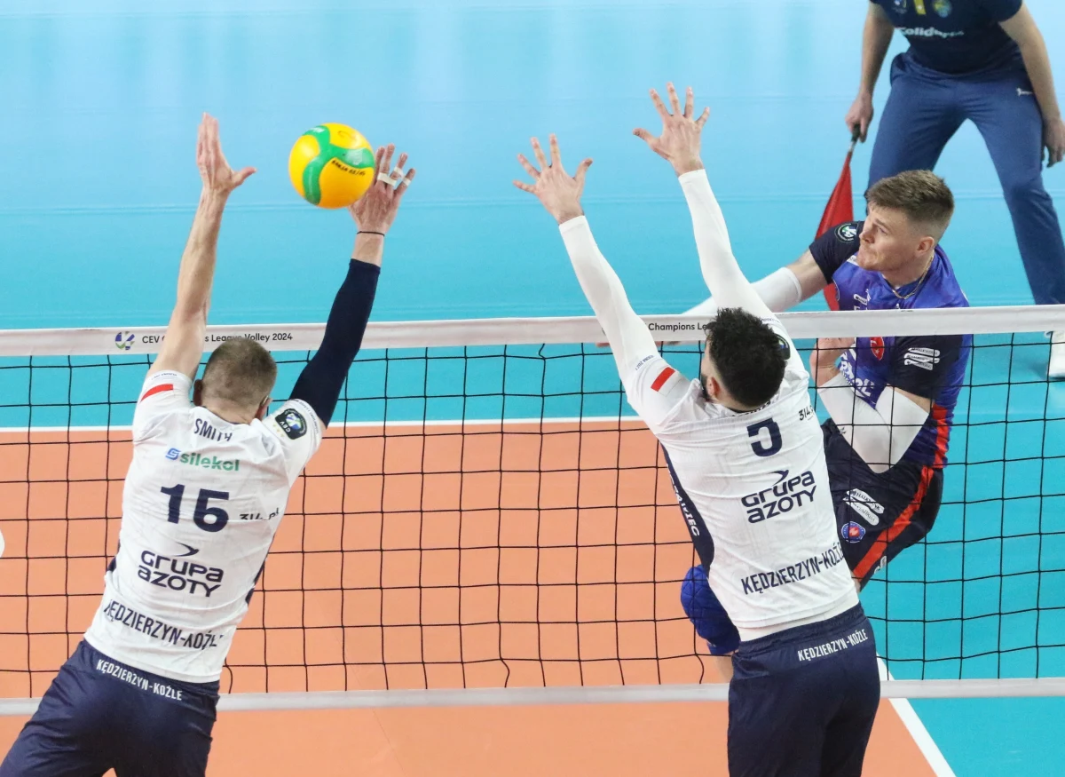 Siatkarze Grupy Azoty ZAKSY Kędzierzyn-Koźle pokonali we własnej hali Halkbank Ankara 3:2 (21:25, 25:22, 25:21, 16:25, 15:12) w pierwszym meczu barażowym o awans do ćwierćfinału Ligi Mistrzów. Rewanż - 7 lutego w Turcji.