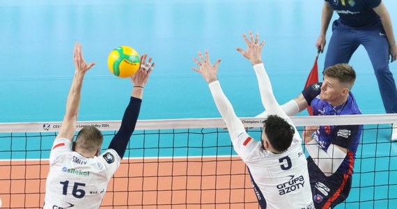 Siatkarze Grupy Azoty ZAKSY Kędzierzyn-Koźle pokonali we własnej hali Halkbank Ankara 3:2 (21:25, 25:22, 25:21, 16:25, 15:12) w pierwszym meczu barażowym o awans do ćwierćfinału Ligi Mistrzów. Rewanż - 7 lutego w Turcji.