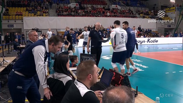 Do gigantycznego zamieszania doszło w środowym meczu Grupa Azoty ZAKSA Kędzierzyn-Koźle – Halkbank Ankara w barażu o ćwierćfinał Ligi Mistrzów. W tie-breaku doszło do błędu wyniku i na tablicy zamiast 8:6 dla ZAKSY widniał remis. Później sędziowie długo ustalali, w jakich ustawieniach drużyny powinny wznowić spotkanie. Przerwa trwała niemal 17 minut!

