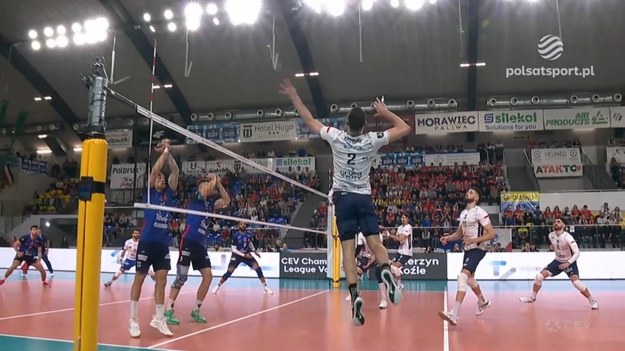 Fragment meczu Grupa Azoty ZAKSA Kędzierzyn-Koźle – Halkbank Ankara 3:2 (21:25, 25:22, 25:21, 16:25, 15:12) - siatkówka; Liga Mistrzów, baraż o ćwierćfinał. MVP: Łukasz Kaczmarek (20/35 = 57% skuteczności w ataku + 3 asy; zagrał na +20).

