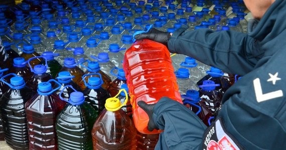 Ponad 3,2 tys. litrów bimbru znaleźli funkcjonariusze podlaskiej KAS na jednej z posesji w Czarnej Białostockiej. 59-letni właściciel nieruchomości, podejrzany o przechowywanie nielegalnego alkoholu, stanie przed sądem za przestępstwo skarbowe.