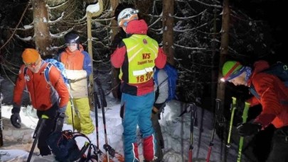 Całonocna akcja w Beskidach. Ratownicy poszukiwali snowboardzisty