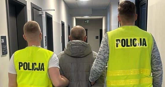 "Gang smakoszy" rozbity przez łódzkich policjantów. Funkcjonariusze zatrzymali dwóch mężczyzn, którzy włamywali się do sklepów, a następnie kradli z nich wyroby mięsne i wędliniarskie. Grozi im 10 lat więzienia.