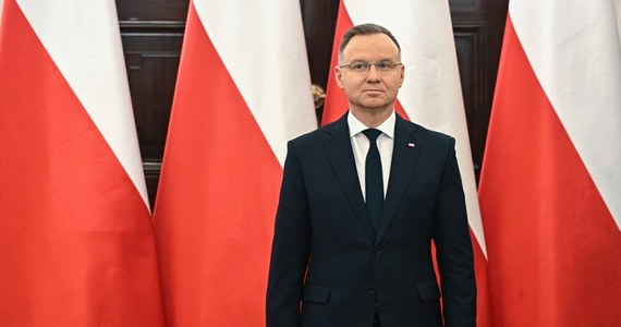 Taki zawód czuje pewnie każdy, kto oczekiwał, że w oświadczeniu wygłoszonym dzień po decyzji o podpisaniu, ale i odesłaniu do Trybunału Konstytucyjnego ustawy budżetowej Andrzej Duda cokolwiek wyjaśni. Zapowiedziany wczoraj zamiar kierowania do Trybunału każdej ustawy uchwalonej bez udziału Mariusza Kamińskiego i Macieja Wąsika zostaje więc w mocy, a to upoważnia do przewidywań, czym się to może skończyć. Poza, oczywiście, demontażem autorytetu głowy państwa.