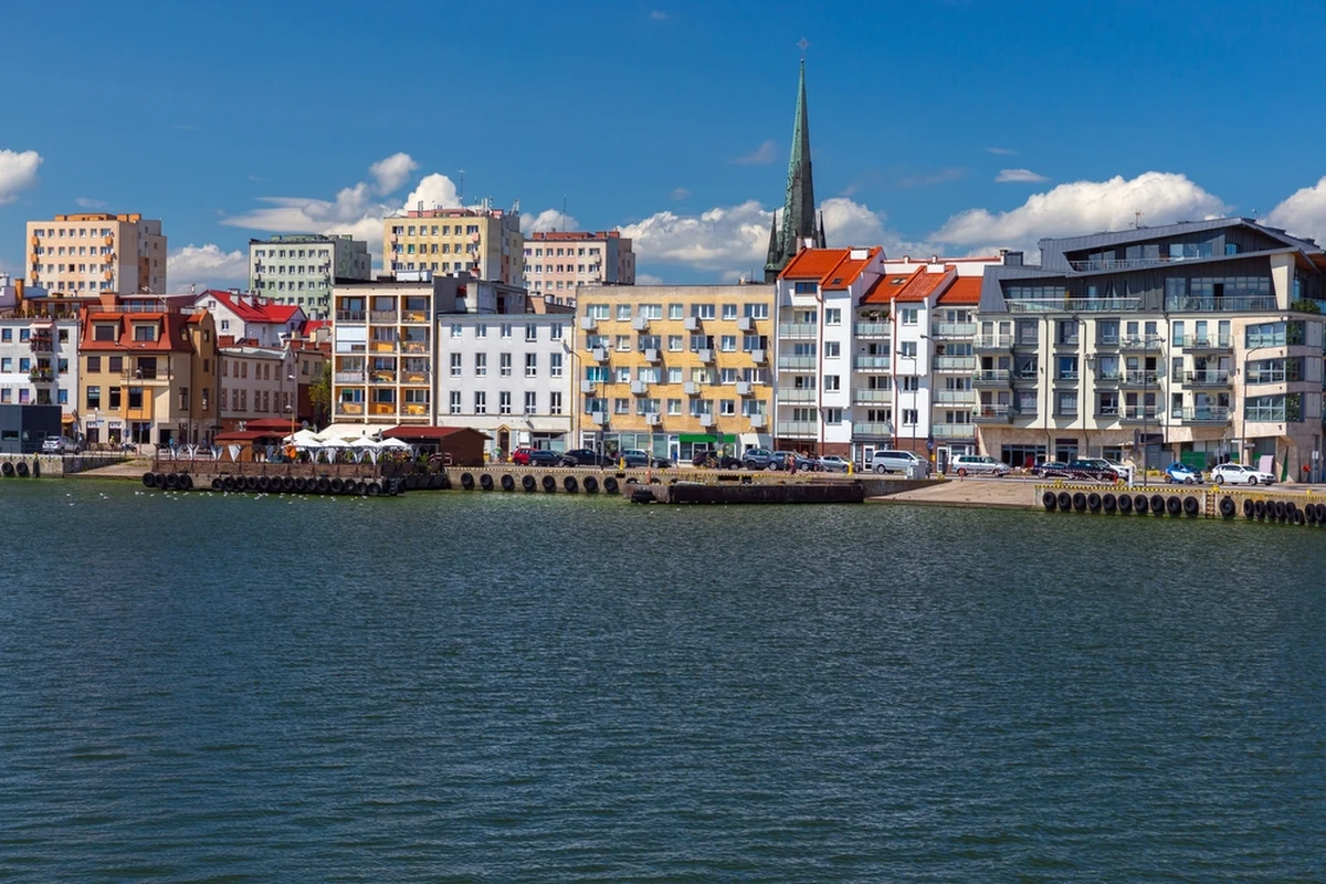 W Świnoujściu powstanie nowa stacja monitorująca jakość powietrza. Zlokalizowana będzie koło portu. Mieszkańcy tych okolic od lat narzekają na wszechobecny pył i zadymienie. Władze miasta choć się cieszą, mówią jednak o łyżce dziegciu związanej z budową stacji pomiarowej. Stacja powstanie najwcześniej za rok.
