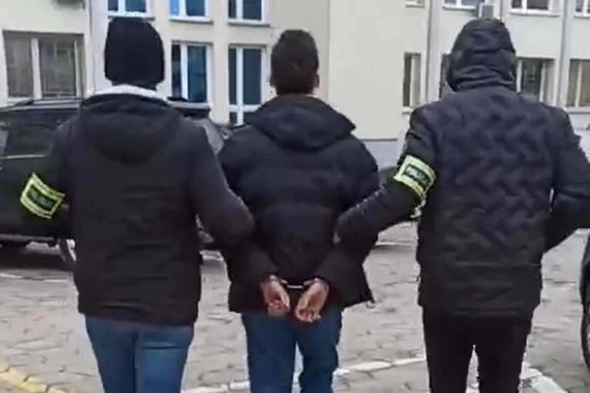 Wspólna akcja policjantów z Bydgoszczy i Szczecina. Zatrzymali 3 osoby, które okradały nieświadomych seniorów. Podejrzani oszukiwali ich podając się za policjantów. Mogli wyłudzić w ten sposób ponad pół miliona złotych.