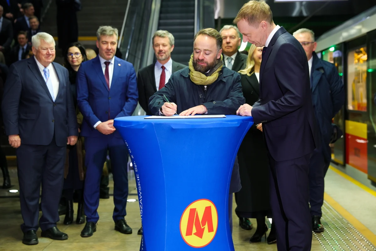 "Technologię odzysku ciepła odpadowego z metra wykorzystamy przy budowie trzeciej linii" - zapowiedział Michał Olszewski, zastępca prezydenta m.st. Warszawy przy okazji podpisania z królem Danii porozumienia dotyczącego zwiększenia efektywnego wykorzystywania energii w polskiej stolicy. Podpisy pod dokumentami złożono na peronie warszawskiego metra.