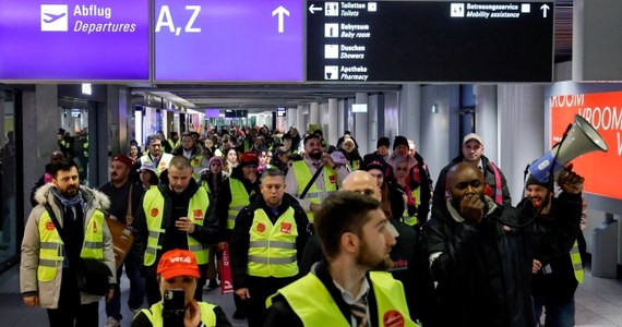 Trwa strajk pracowników jedenastu największych niemieckich lotnisk. Akcja miała zakończyć się w czwartek wieczorem, ale związek zawodowy Verdi nawołuje pracowników z Hamburga do przedłużenia protestu o kolejną dobę - poinformowała dpa.